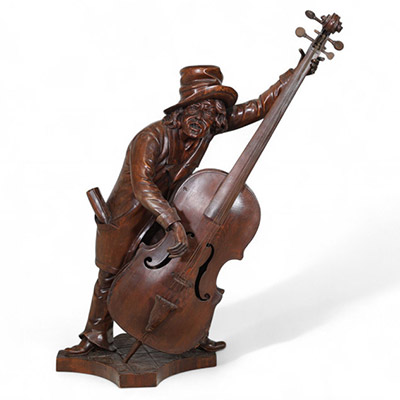 Grande sculpture figurative en bois sculpté – Musicien à la contrebasse Travail européen vers 1900  Sculpture de belle dimension représentant avec expressivité et humour un musicien en pleine performa