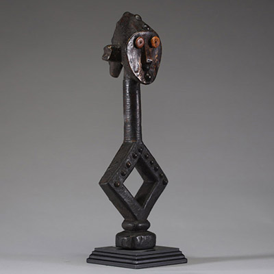 Afrique - Figure de reliquaire Mbumba Kota Sango, en bois sculpté, cuivre et clous de tapissier, Gabon, début XXème ou antérieure.