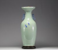 Chine - Grand vase en porcelaine céladon à décor en relief de personnages et chauve souris, XIXème.