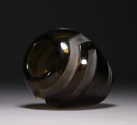 MULLER Frères Lunéville - Petit vase Art Déco en verre teinté brun et sablé.