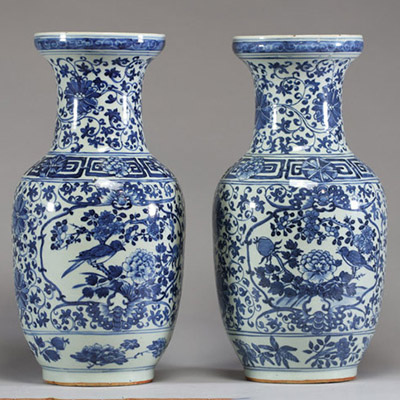 Chine - Paire de vases en porcelaine blanc bleu à décor floral, d'oiseaux et de papillons, Qianlong, XVIIIème.