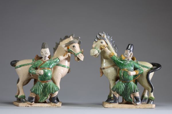 Chine - Paire de cavaliers en terre cuite polychrome vernissée, époque Ming (?)