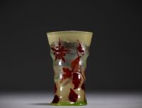 Émile GALLÉ (1846-1904) Vase en verre multicouche dégagé à l'acide à décor de fleurs, signé.