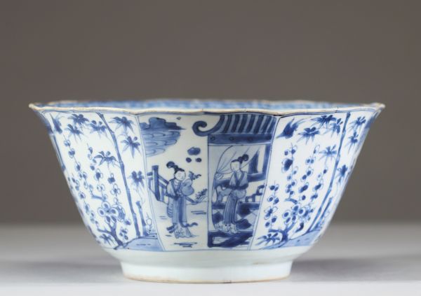Chine, grand bol en porcelaine bleu et blanc, XVIIIe siècle Élégant bol chinois en porcelaine à décor peint en bleu sous couverte sur fond blanc, de forme évasée à panse cannelée. Le décor alterne scè