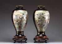 Japon - Grande paire de vases en porcelaine à décor en cartouche de jeunes femmes et d'enfants, reposant sur des socles en bois d'époque Meiji, XIXe siècle.