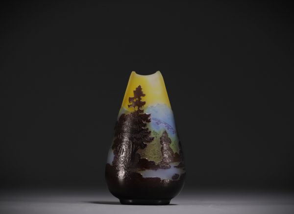 Émile GALLÉ (1846-1904) Vase en verre multicouche dégagé à l'acide à décor Vosgiens, signé à la base du décor.
