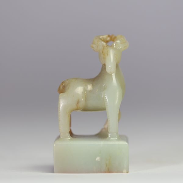 Sceau chinois en jade vert pâle sculpté d’un daim et gravé d’un caractère sigillaire Sceau en jade finement sculpté d’un daim debout, les cornes enroulées vers l’arrière, reposant sur une base carrée 