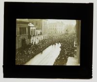 Léon Herlant (1873-1968), funérailles du roi Léopold II, vue sur la place des palais et du Musée des beaux-arts, ensemble de 3 photographies positives sur plaque de verre, 22 décembre 1909, 8,5 x 10 cm.
