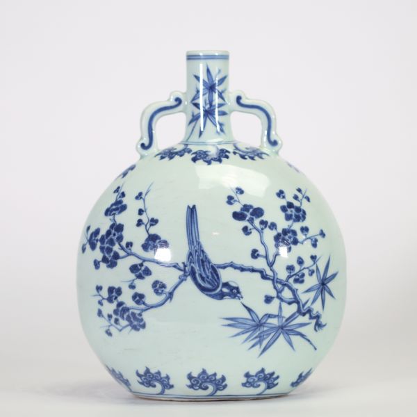 Chine, rare gourde de pèlerin en porcelaine bleu et blanc à décor d’oiseaux sur branches fleuries, dynastie Qing, probablement époque Qianlong (1736–1795).