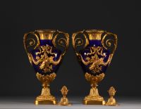 Paire de vases couverts de style Louis XVI en porcelaine 