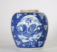 Chine, rare potiche en porcelaine bleue et blanche à décor de qilin dans des cartouches sur fond de prunus fleuris, marque au double cercle, dynastie Qing, XIXe siècle