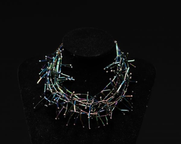 Yves SAINT LAURENT - Parure en perles tubulaires irisées.