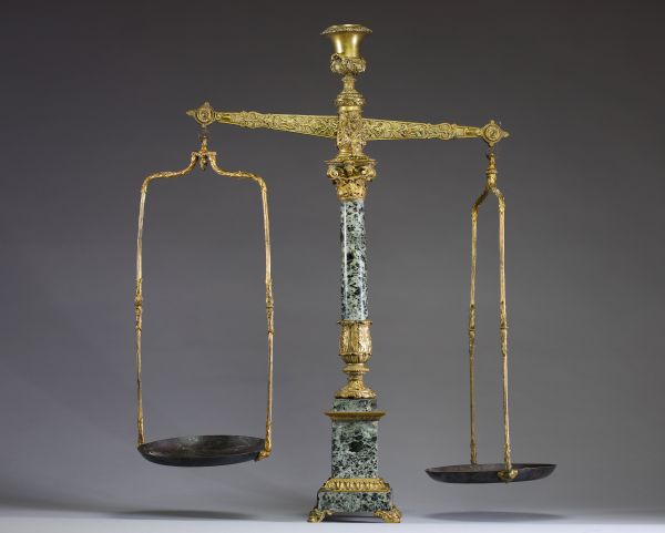 Balance d'apothicaire en marbre et bronze doré ciselé, XIXème.