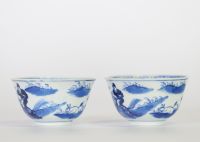 Paire de bols en porcelaine bleu et blanc à décor d’archers à cheval, Chine, dynastie Qing, marque  Chenghua