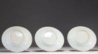 Chine - Ensemble de trois assiettes en porcelaine Imari, XIXème.