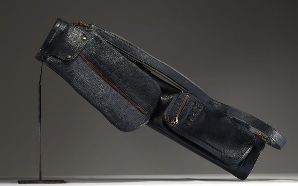 Hermès - Sac de golf vintage en cuir de veau gainé bleu marine, vers 1970.