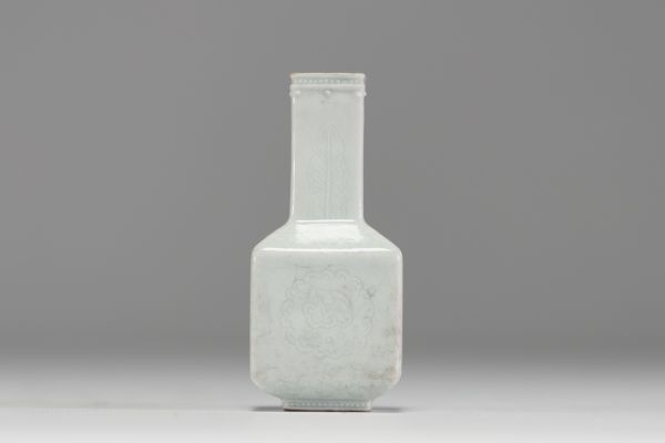 Chine - Petit vase quadrangulaire en porcelaine monochrome à décor floral en relief, époque XIXème.