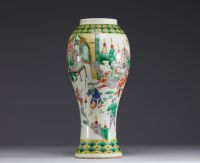 China - A green family polychrome porcelain vase decorated with characters, 19th century.