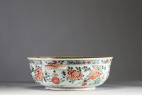 China - Polychrome famille verte porcelain basin decorated with flowers, 18th century.