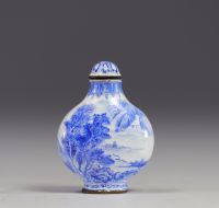 Chine - tabatière en porcelaine émaillée blanche et bleue d'époque Qing.