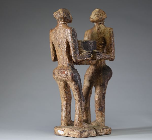 Afrique - Autel Fon en bois sculpté représentant deux personnages portant une coupe, Bénin.
