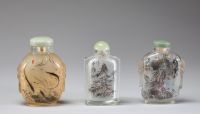 Chine - Ensemble de trois tabatières en verre églomisé à décor animalier et de paysage.