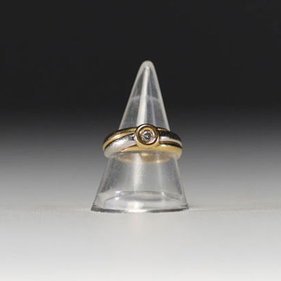 Ring in 18k white and yellow gold set with a brilliant-cut diamond weighing 3.5g.