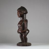 Statue de maternité, Lunda-Chokwe, zone frontière sud-est RDC / nord Angola. Bois sculpté, belle patine ancienne brune avec traces d’usage rituel, coiffe striée en casque avec crête, scarifications en losange et en chevrons, l'enfant saisissant activement le sein de sa mère. Cette statue constitue un témoignage remarquable d’un art de frontière entre les traditions Lunda, Chokwe et Luena, mêlant n
