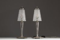 MULLER Frères Lunéville - Paire de lampes Art Déco en verre moulé pressé stylisée et pieds en bronze argenté, signées.