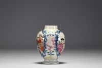 Chine - Vase en porcelaine polychrome à décor de personnages, Qianlong.