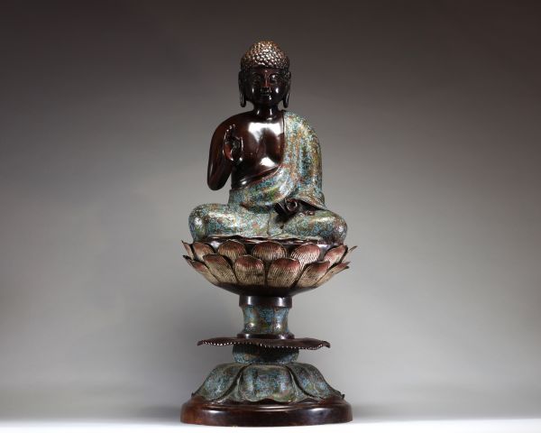 Japon - Imposant Bouddha en bronze et émail cloisonné assis sur une fleur de lotus, XIXème.