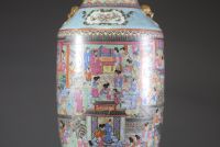 Chine rare vase en porcelaine de canton du xixe siècle, finement orné d’un décor de personnages et de scènes de palais, représentant probablement l'une des meilleures qualités de porcelaine de canton