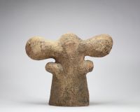 Yves Rhayé (1936–1995), Couple en céramique, signé et numéroté 13/30 Rare sculpture en céramique émaillée représentant un couple stylisé, œuvre emblématique de l’artiste belge Yves Rhayé, connu pour son univers singulier et organique. Les formes anthropomorphes aux volumes généreux et aux textures brutes évoquent l’art primitif revisité par la modernité. Chaque figure est signée et numérotée 13/30