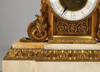 Imposante pendule et candélabres Louis XVI en bronze doré ciselé et marbre blanc.