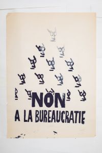Mai 68 – Non à la bureaucratie  Affiche originale réalisée en sérigraphie couleur mauve foncé. École Nle Supérieure des Beaux-Arts, toute sa marge non coupée, traces de plis, sujet intact, petites déchirures dans la marge de gauche. Non entoilée  78X56 cm