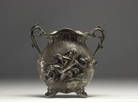 Ensemble d'une verseuse et d'un vase Art Nouveau en étain polis, vers 1900.
