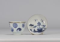 Asie - bol et soucoupe en porcelaine blanche et bleue.