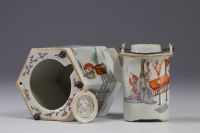 Chine - Théière en porcelaine de la famille rose à décor de personnages, XIXe siècle.