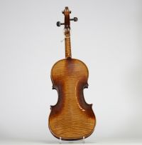 Violon ancien, probablement école européenne, XIXe siècle Violon à table en épicéa à grain fin, fond en deux parties symétriques d’érable flammé, éclisses et manche en érable ondé. Touche en ébène. Non monté (absence de chevalet et cordes), instrument à restaurer.