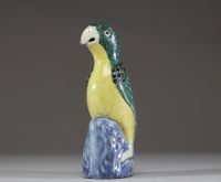 Chine – Statuette de perroquet en porcelaine émaillée polychrome, probablement famille verte, XVIIIe siècle  Ravissante statuette figurant un perroquet perché sur un rocher stylisé, en porcelaine émai