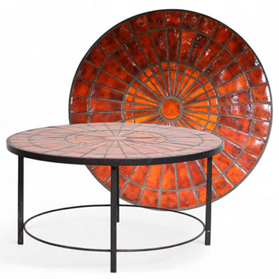 Rogier Vandeweghe (1923-2020) & Amphora (XXe) Table vintage en carreaux de céramique vernissée orange monogrammée M. V. et piètement tubulaire métallique noir,  vers 1960-70.