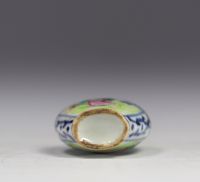 Petite tabatière en porcelaine de chine de la Famille Rose du XIXe siècle