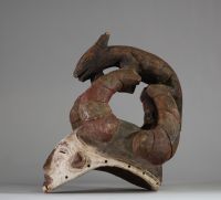 Masque Igbo « Agbogho mmuo », sud est Nigéria. Ce type de masque, porté exclusivement par des hommes initiés, incarne l'idéal de beauté, de pureté et de grâce féminines dans la société igbo. Il est utilisé lors des festivals et danses rituelles en l'honneur des ancêtres ou pour transmettre des valeurs morales à la communauté. Le masque présente un visage serein recouvert de kaolin blanc, couleur a