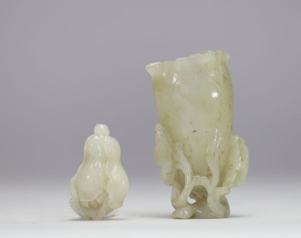 Lot de deux sculptures en jade : vase en forme de fleur de lotus et fruit stylisé, Chine, dynastie Qing