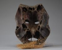 Afrique RDC - Rare ancien masque Lega / Warega en os plat de crâne de buffle et raphia, Congo RDC, 1ère moitié XXème.