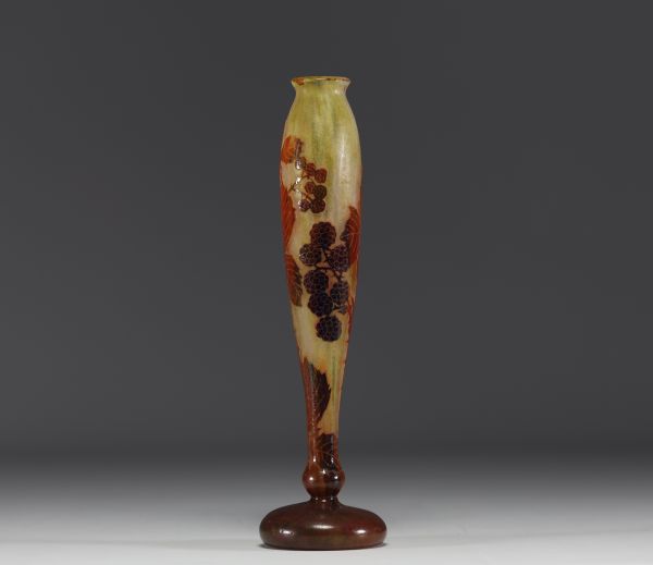 DAUM Nancy - Vase soliflore en verre multicouche dégagé à l'acide à décor de murier.