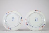 Paire d’assiettes en porcelaine du Japon, à décor floral, fin XVIIIᵉ siècle Assiettes circulaires en porcelaine émaillée polychrome à décor de volubilis (ipomées) aux teintes vives bleu cobalt, orange, vert et rose, réparties sur des tiges stylisées. Le traitement du décor évoque les productions de l’époque Edo,