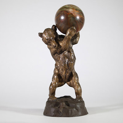 L’ours et la sphère Charmante composition en bronze patiné -  XXᵉ siècle.