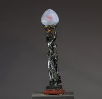 Georges DE KERVEGUEN (?-1897) Lampe Art Nouveau, corps figuratif en bronze à deux patines représentant une femme drapée soutenant un nid de serpent, signée.