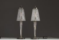 MULLER Frères Lunéville - Paire de lampes Art Déco en verre moulé pressé stylisée et pieds en bronze argenté, signées.